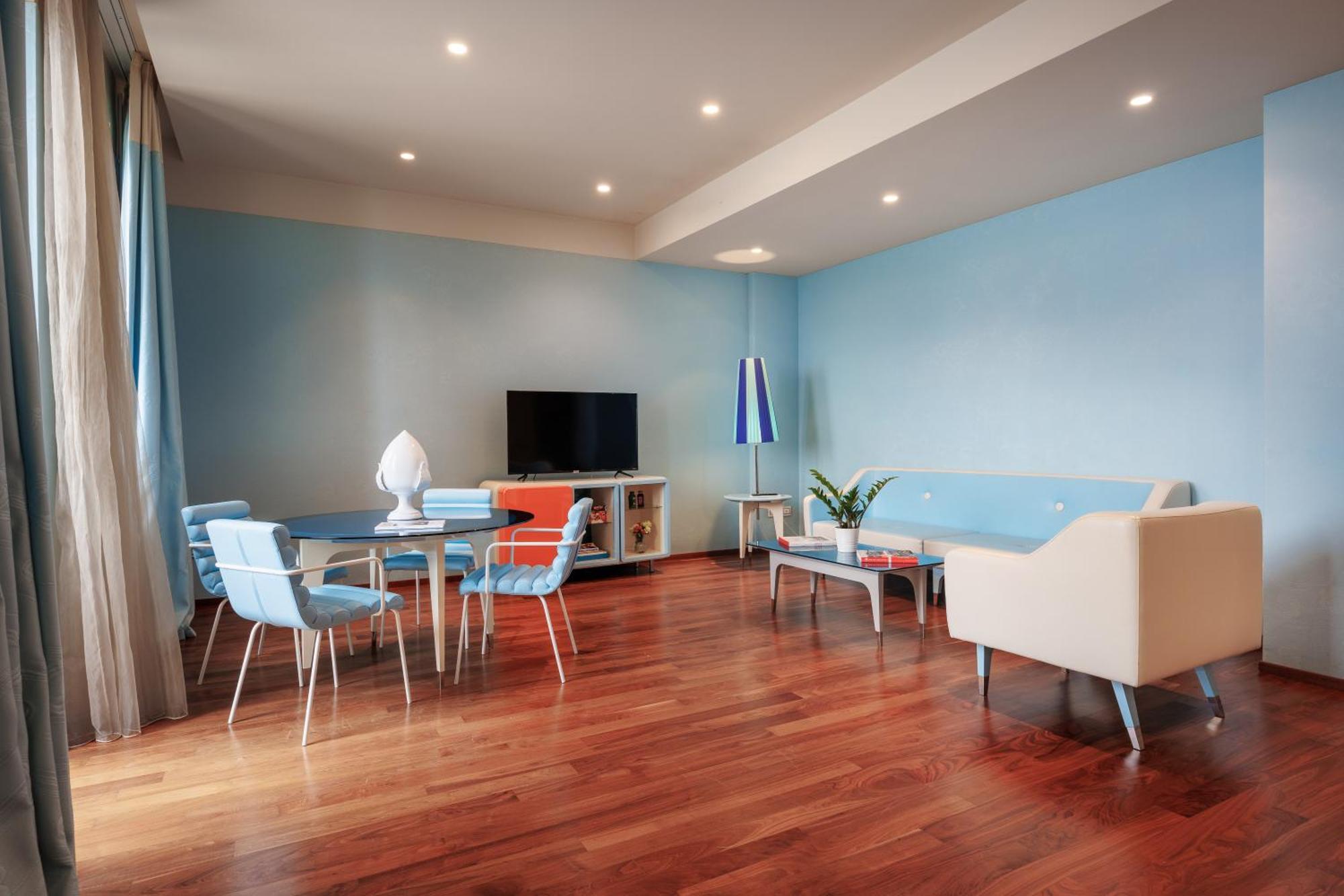 Jr Hotels Bari Grande Albergo Delle Nazioni Zewnętrze zdjęcie A living room with a hardwood floor